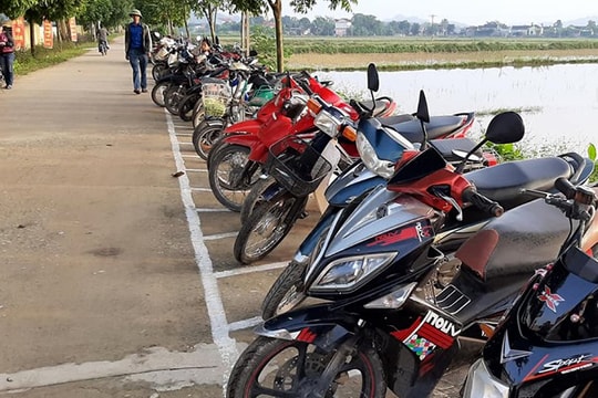 Nét đẹp 'văn hóa giao thông' trước cổng trường ở Nghệ An