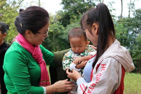 Chủ tịch Ủy ban MTTQ tỉnh vui hội đại đoàn kết với người dân bản biên giới 