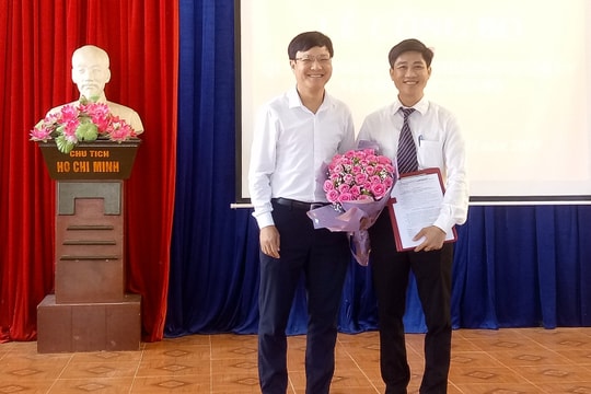 Thị ủy Thái Hòa công bố các quyết định điều động cán bộ