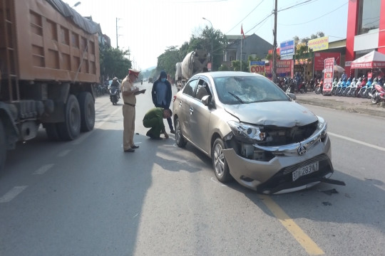 Ô tô va chạm với xe máy cùng chiều, 2 người nguy kịch