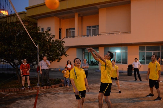 Sôi nổi giao lưu bóng chuyền hơi giữa Ban Tổ chức Tỉnh ủy và Báo Nghệ An