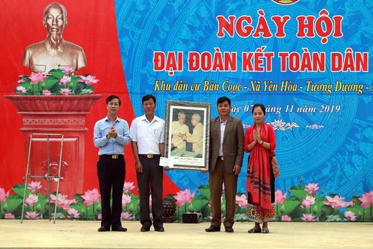 Chủ tịch Mặt trận Tổ quốc tỉnh dự Ngày hội Đại đoàn kết với bà con bản Thái ở Tương Dương 