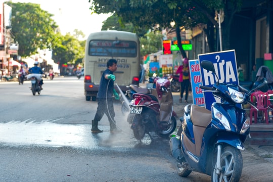 Ngang nhiên lấn chiếm vỉa hè lòng đường ở thị trấn Đô Lương