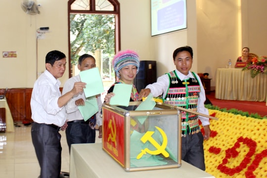 Bí thư cấp ủy cấp huyện không giữ chức vụ quá 2 nhiệm kỳ liên tiếp tại một địa phương