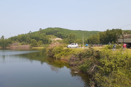 Xe con lao xuống hồ, nam thanh niên tử vong trong đêm