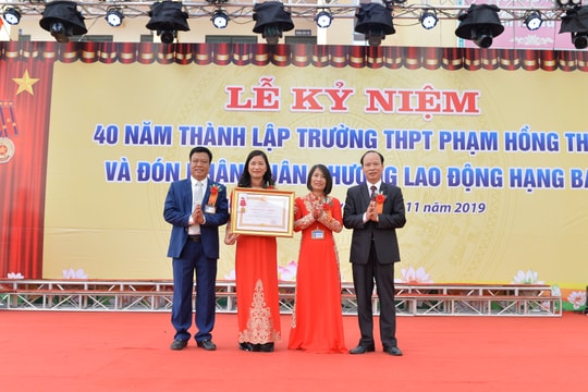 Trường THPT Phạm Hồng Thái đón nhận Huân chương Lao động hạng Ba