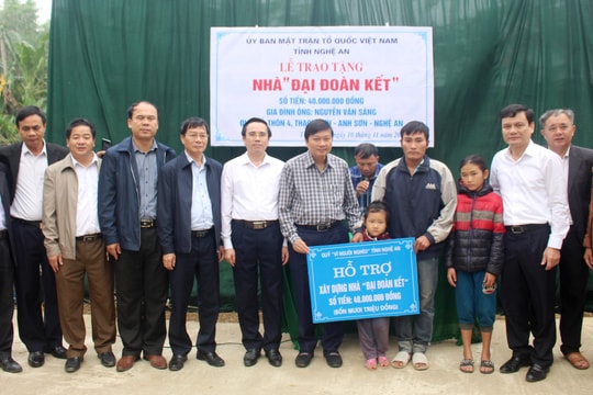 Ủy ban MTTQ tỉnh Nghệ An trao tặng tiền hỗ trợ xây dựng nhà đại đoàn kết cho hộ nghèo