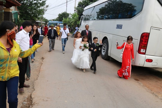 Hàng trăm người khuyết tật về dự đám cưới 'chàng trai tí hon' ở Nghệ An