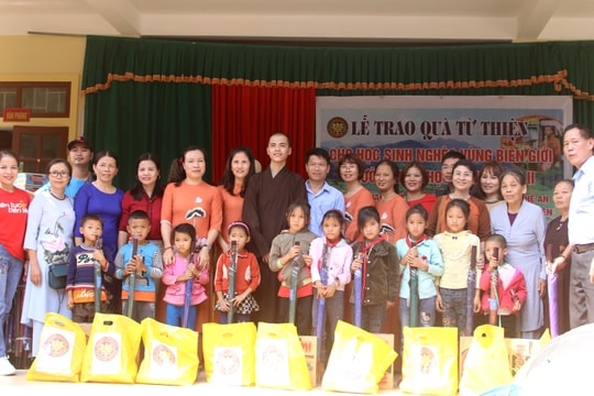 Chùa Phổ Môn trao 130 suất quà cho học sinh nghèo miền núi