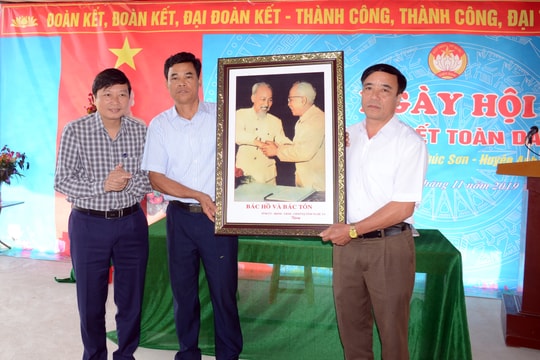 Phó Chủ tịch UBND tỉnh Lê Hồng Vinh vui ngày hội Đại đoàn kết với bà con bản Cao Vều 1