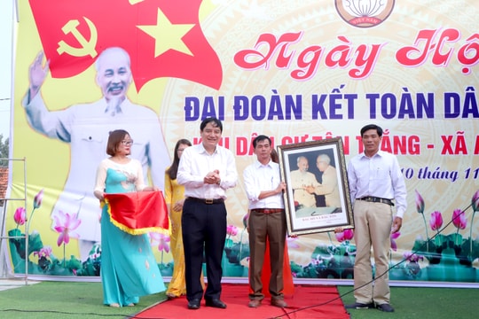 Bí thư Tỉnh ủy Nguyễn Đắc Vinh chung vui Ngày hội Đại đoàn kết với nhân dân thôn Tân Thắng