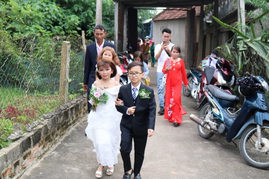 Sau lễ cưới, vợ chồng 'cặp đôi tí hon' cùng gia đình tham quan quê Bác rồi ra Hà Nội làm việc