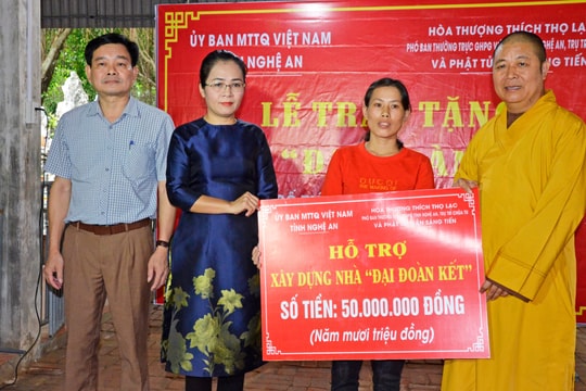 Chủ tịch Ủy ban Mặt trận Tổ quốc tỉnh trao hỗ trợ nhà 'Đại đoàn kết' cho hộ nghèo tại Nghi Lộc