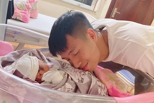 Vợ sinh con gái, Bùi Tiến Dũng thành 'ông bố vàng trong làng bỉm sữa'