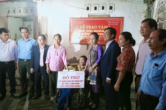 Trao 70 triệu đồng hỗ trợ làm nhà đại đoàn kết cho gia đình hộ nghèo ở Quỳ Hợp