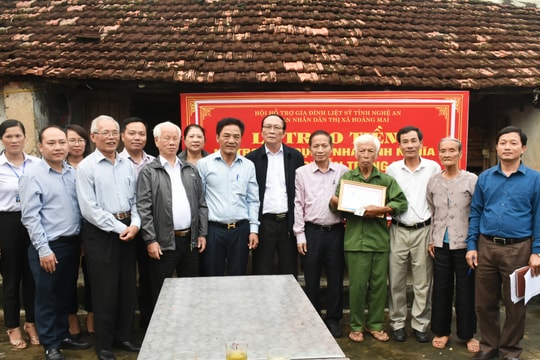 Trao 100 triệu đồng hỗ trợ xây dựng nhà tình nghĩa cho thân nhân liệt sỹ 