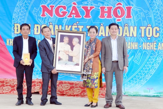 Chủ tịch Ủy ban MTTQ tỉnh dự Ngày hội Đại đoàn kết với người dân xã miền núi ở Yên Thành