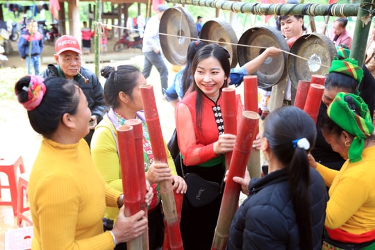 Phó Chủ tịch HĐND tỉnh dự ngày hội Đại đoàn kết toàn dân tại bản khó khăn bậc nhất huyện Quế Phong