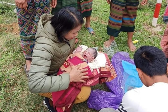 Giáo viên vùng cao Nghệ An hỗ trợ sản phụ sinh con bên đường