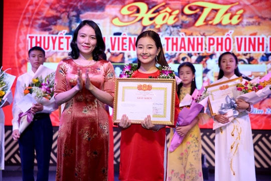 Nữ sinh xinh đẹp giành giải Nhất hội thi ‘Thuyết minh viên nhí’ của Nghệ An