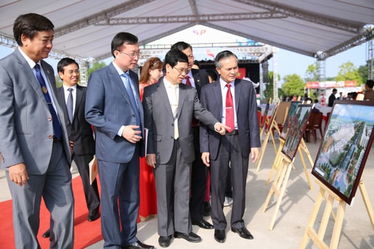 Khai mạc Ngày hội 'Thắm tình hữu nghị đặc biệt Việt Nam - Lào' ở Nghệ An