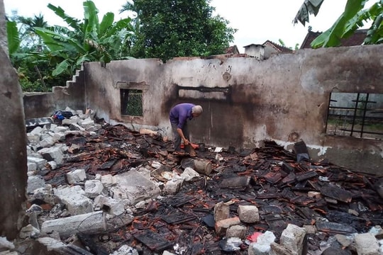 Gia cảnh đáng thương của vợ chồng mù bị cháy nhà lâm vào cảnh 'màn trời chiếu đất'