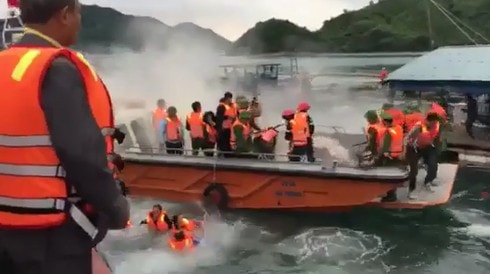 Bị cưỡng chế, ném bom xăng tự chế vào người thi hành công vụ