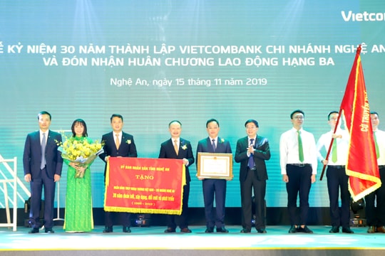 Vietcombank chi nhánh Nghệ An đón nhận Huân chương Lao động hạng Ba