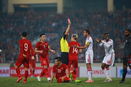 Cầu thủ UAE xứng đáng nhận thẻ đỏ vì phạm lỗi với Tiến Linh