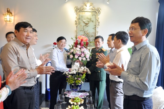 Phó Bí thư Tỉnh ủy Nguyễn Văn Thông thăm và chúc mừng các Nhà giáo ưu tú