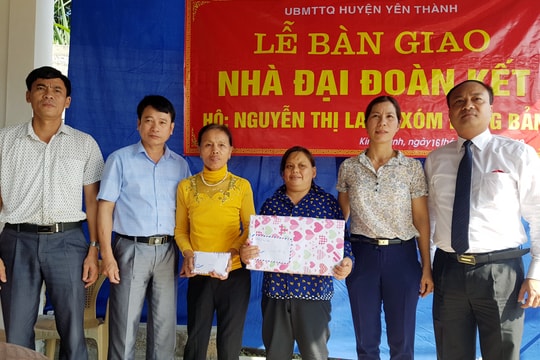 Trao hỗ trợ, bàn giao 'nhà Đại đoàn kết' cho các hộ nghèo ở Nghệ An