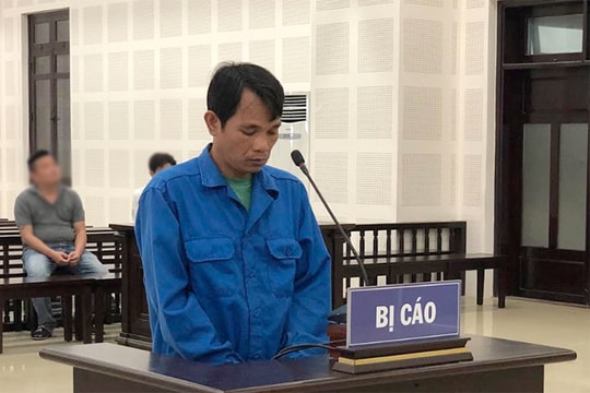 Đi nhầm dép lại còn dùng dao tấn công người khác