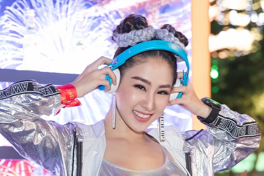 Cô gái xinh đẹp quay video tỏ tình hét to: 'Tiến Linh ơi em yêu anh'