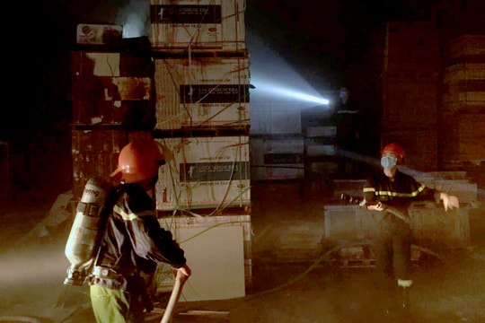 Kho hàng bốc cháy trong đêm tại TP Vinh