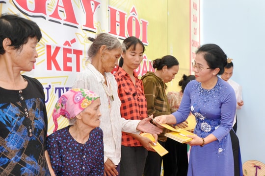 Chủ tịch Ủy ban MTTQ tỉnh dự Ngày hội Đại đoàn kết ở thị xã Hoàng Mai