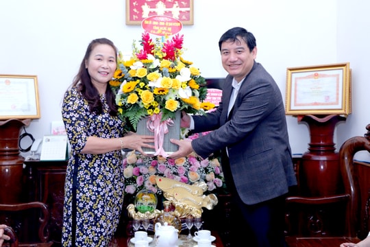 Bí thư Tỉnh ủy chúc mừng nhà giáo tiêu biểu nhân Ngày Nhà giáo Việt Nam