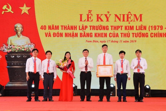 Trường THPT Kim Liên đón nhận Bằng khen của Thủ tướng Chính phủ 