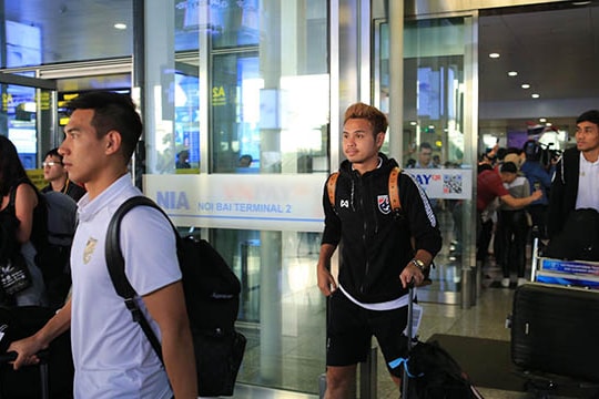 Vì sao Thái Lan hủy tập?; Cổ động viên 'chuyên nghiệp' bị tạm giữ vì đốt pháo sáng 