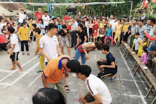 Hào hứng trò xúc bột mì trong ngày hội đại đoàn kết của người dân Nghệ An