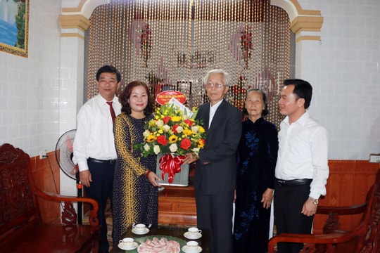 Trưởng Ban Tuyên giáo Tỉnh ủy thăm, chúc mừng Nhà giáo ưu tú Nguyễn Xuân Nguyên