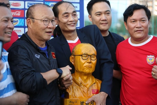 HLV Park Hang-seo được cổ động viên 'tiếp sức' trước trận gặp Thái Lan 