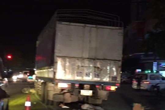 Xe máy mắc kẹt dưới gầm ô tô, người phụ nữ chết thảm