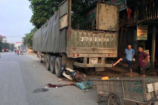 Đi xe máy kéo đâm vào đuôi rơ-mooc trên Quốc lộ 7, người đàn ông nguy kịch