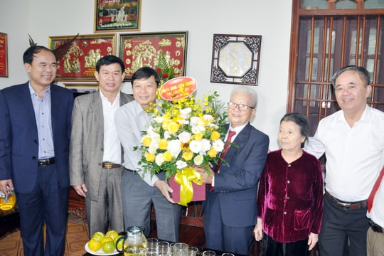 Phó Chủ tịch UBND tỉnh Lê Hồng Vinh thăm, chúc mừng các nhà giáo ở Anh Sơn