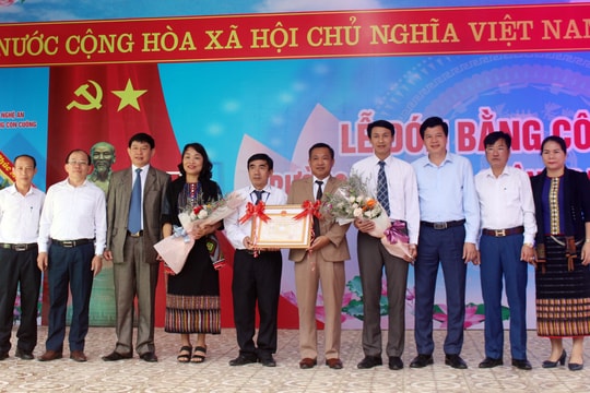 Trường THPT Con Cuông đón Bằng công nhận trường đạt chuẩn Quốc gia