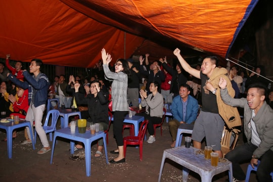 Người dân thành Vinh cuồng nhiệt cùng đội tuyển Việt Nam