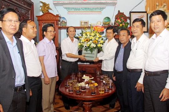Đồng chí Nguyễn Xuân Sơn chúc mừng các cựu giáo chức tại huyện Yên Thành