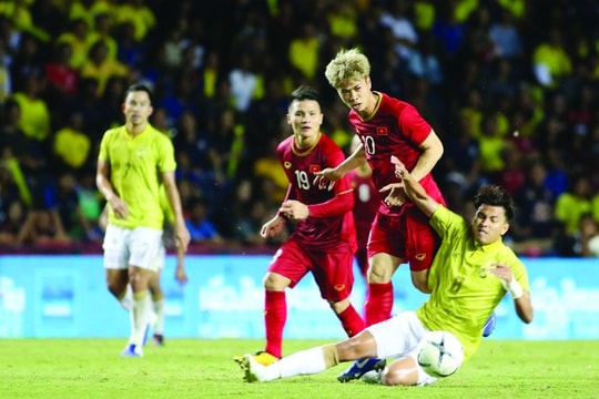 Vé trận Việt Nam - Thái Lan gấp 10 lần giá gốc; Công Phượng có phải là lựa chọn số 1? 