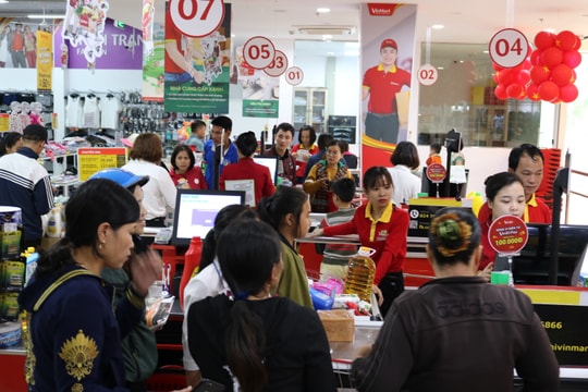 Hàng nghìn khách hàng đổ về siêu thị VinMart Nam Đàn 'săn' hàng 'sinh nhật vàng'