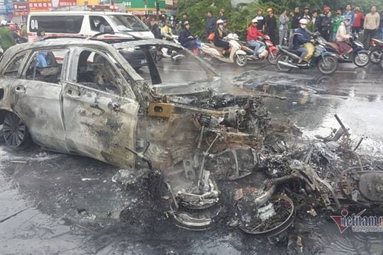 Xe Mercedes cháy rực, người phụ nữ bị cuốn vào gầm tử vong